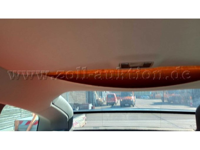 Sicht auf den defekten Dachhimmel von der Rücksitzbank