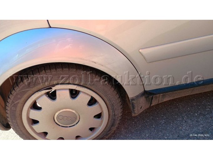 Sicht auf die beschädigte Radkappe und kratzer am Radlauf hinten links