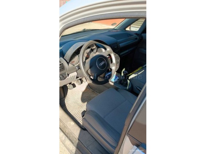 Sich ins Fahrzeuginnere von der Fahrerseite