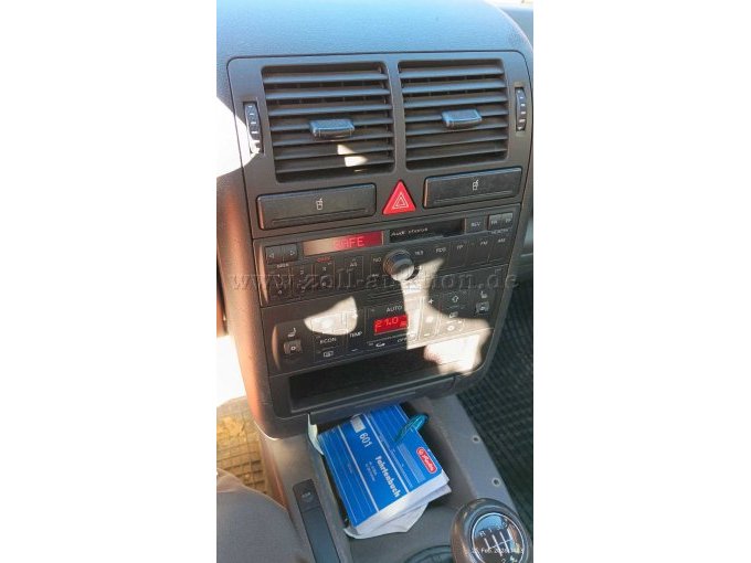 Mittelkosole Fahrzeuginnenraum vom Fahrersitz