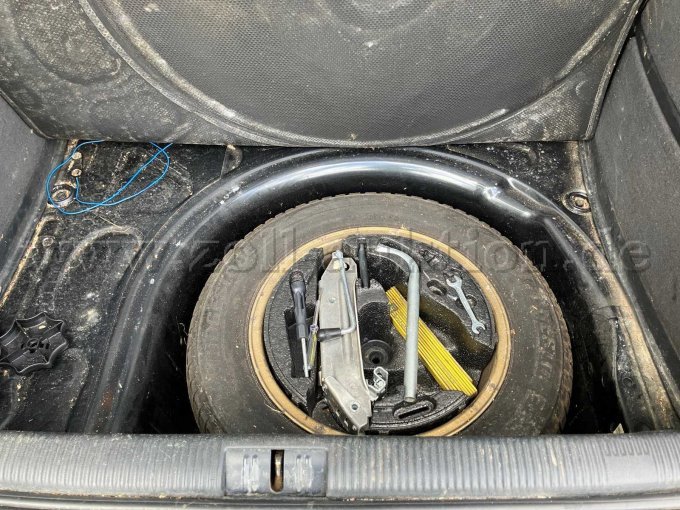Kofferraum innen mit Ersatzrad ohne Luft, Wagenheber und Werkzeug