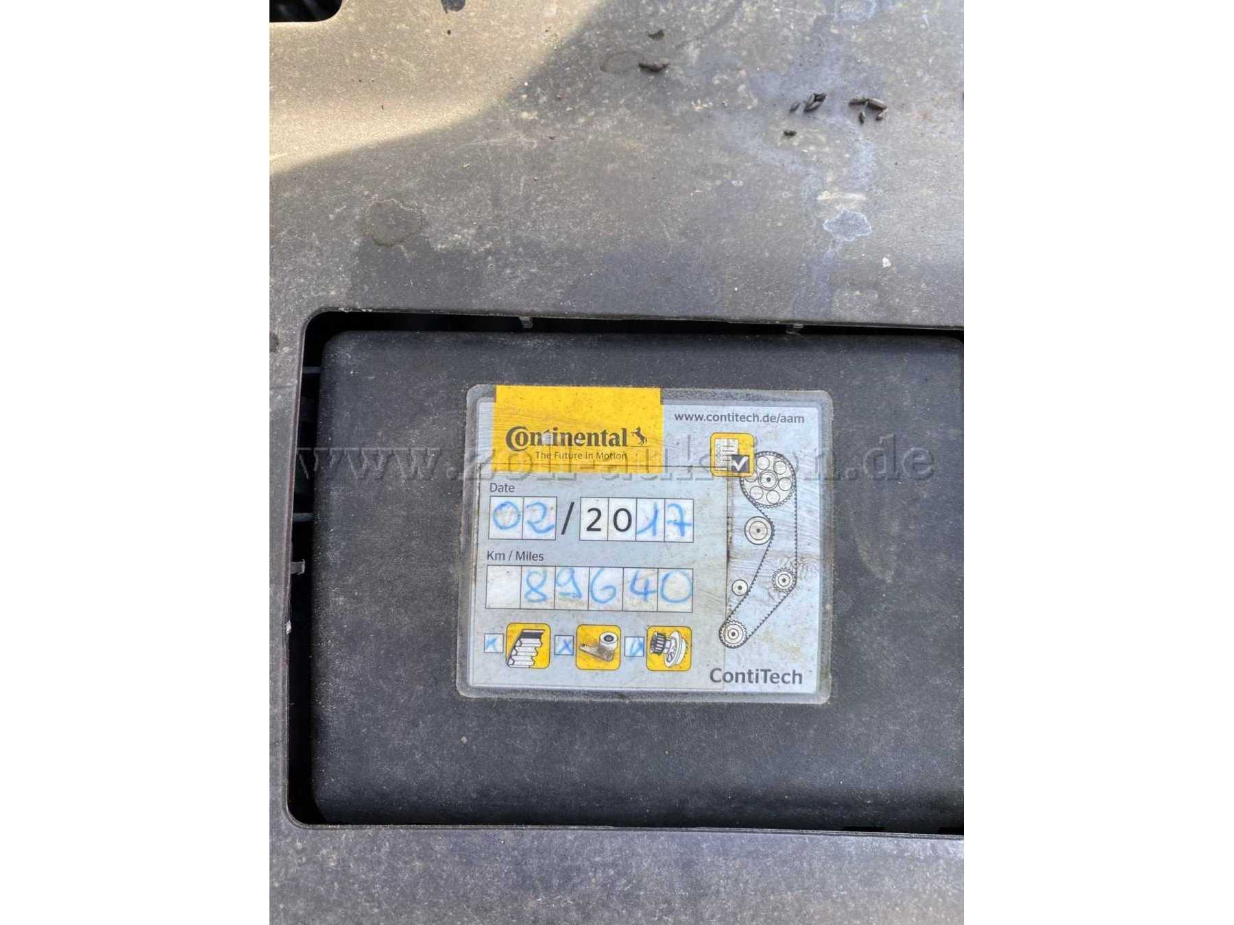 Aufkleber Motorraum. Angaben darauf ohne Gewähr auf Richtigkeit
