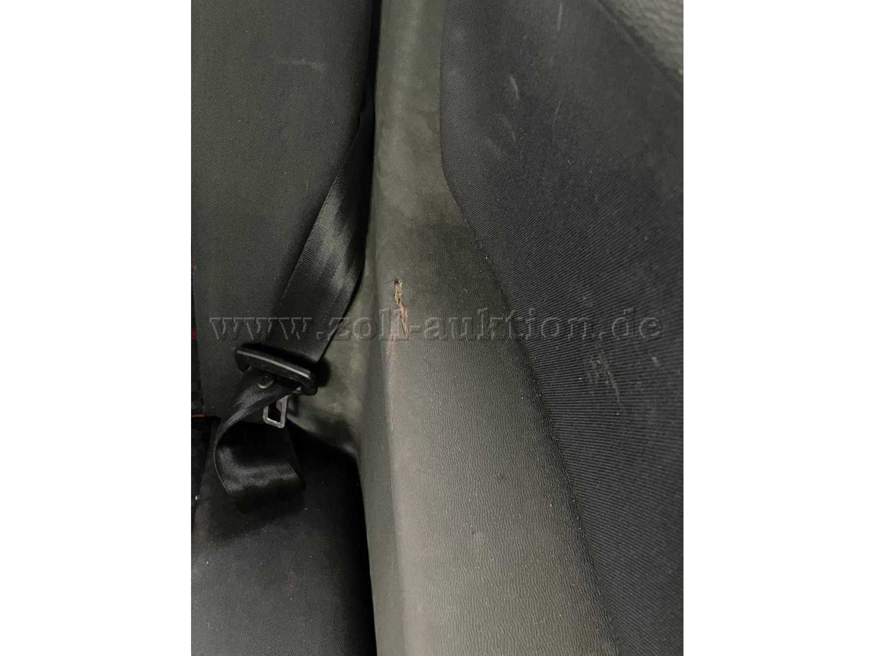 Innenraum hinten links - Riss an der Armlehne