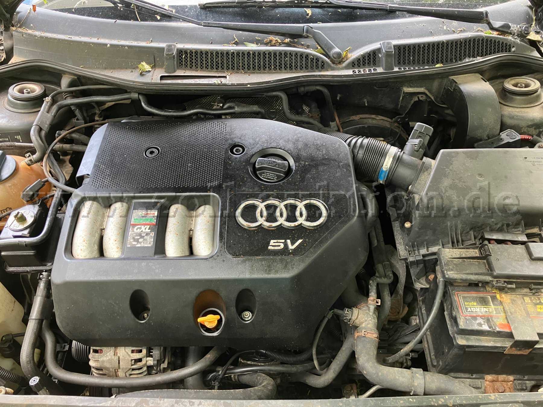 Motorraum innen ohne ersichtliche auslaufenden Flüssigkeiten an Motor und Schläuche