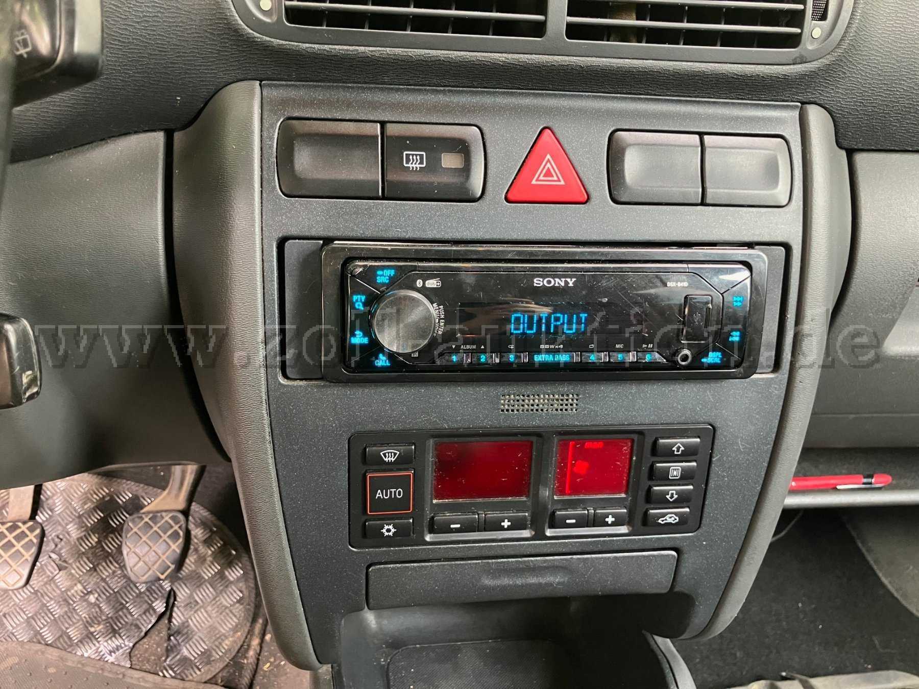 Mittelkonsole mit Radio von Sony - Display mit Farbwechsel
