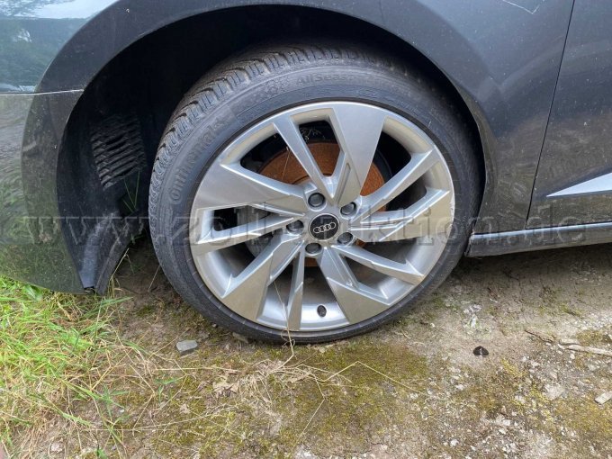 Vorderrad links mit Kontakt zum Radkasten und verbeultem Kotflügel