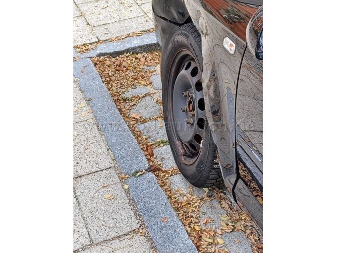 Anfahrschaden vorne links - Perspektive seitlich hinten