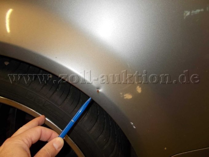 Beschädigung des linken hinteren Kotflügels