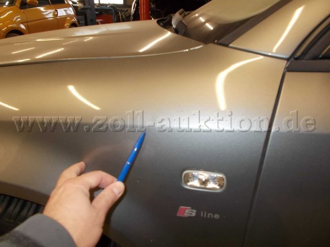 Verformung des linken vorderen Kotflügels