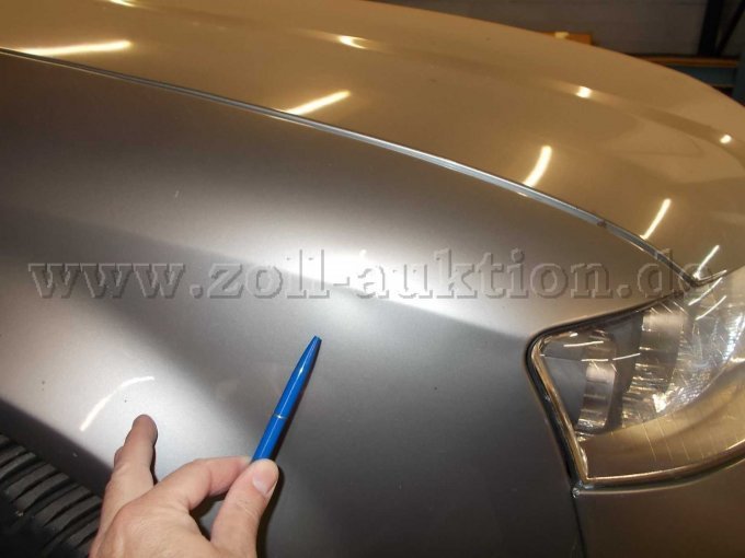 Verformung des rechten vorderen Kotflügels