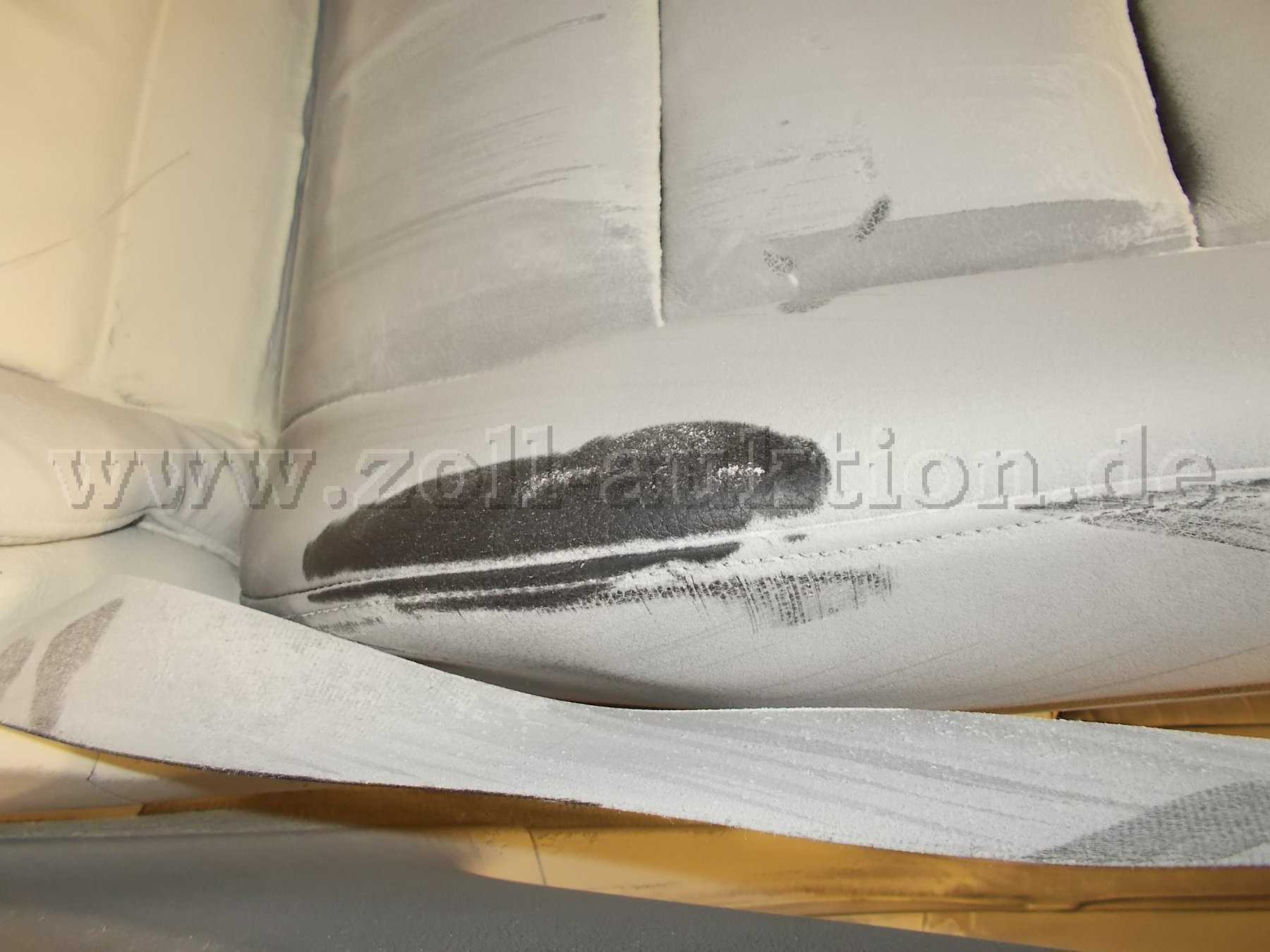 Ansicht der Verschmutzungen am Fahrersitz (Leder)