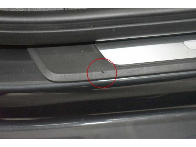 Einstieg vorne rechts: Blende beschädigt / eingedrückt