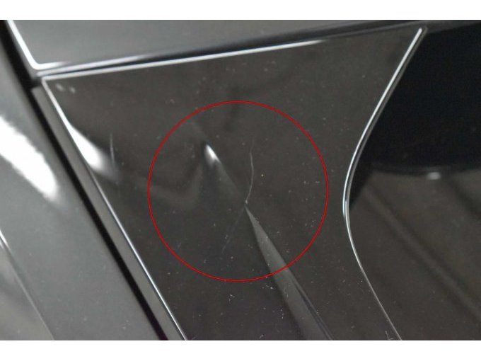 Heckklappe > Spoiler seitlich links: Abschürfungen u. Kratzer