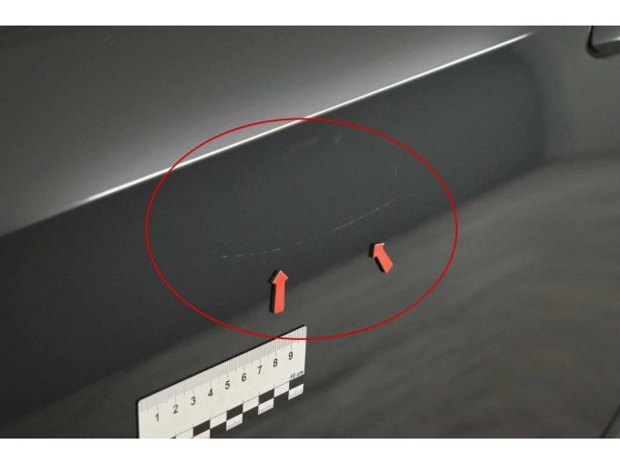 Tür hinten links: Kratzer (Detailaufnahme)
