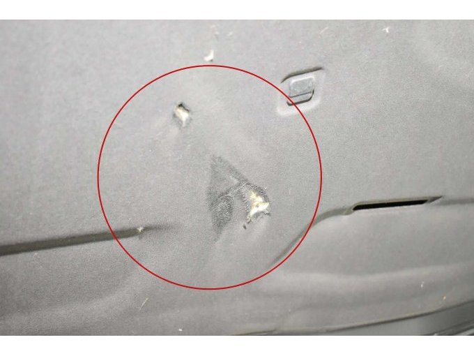 Motorhaube Dämm-Matte beschädigt / Detailaufnahme