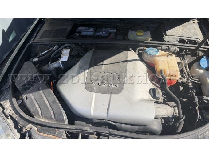 Motorraum mit Motorblock