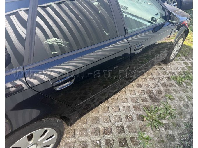 Beifahrerseite mit gelöstem Gummi an Beifahrerfenster