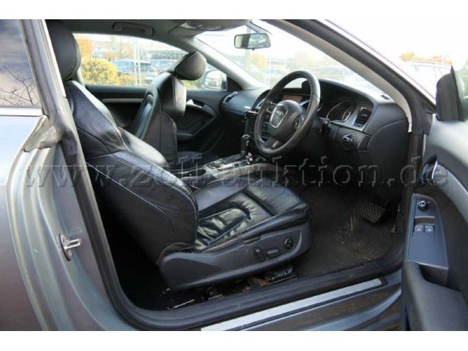 Ansicht mit geöffneter Tür Fahrerseite