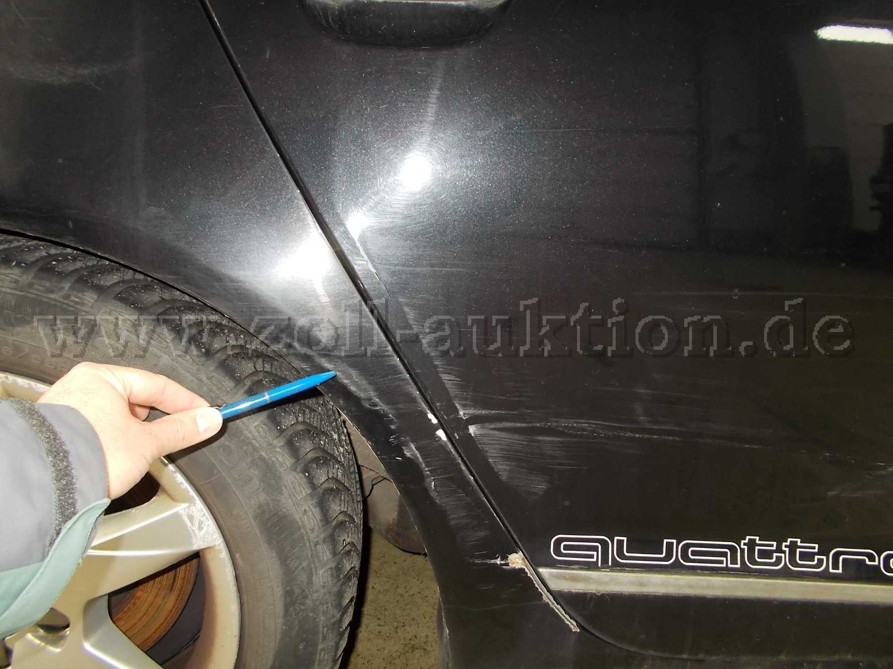 Beschädigungen an der hinteren rechten Seitenwand und der hinteren rechten Tür