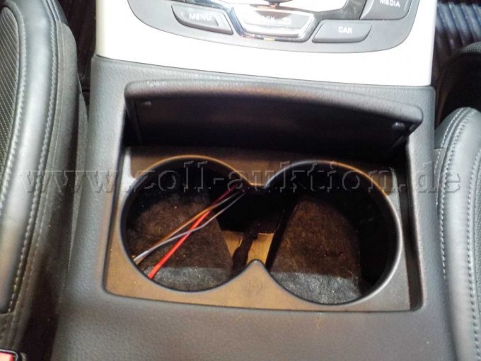 Detailbild Rückbauspuren nach Ausbau Polizeiausstattung