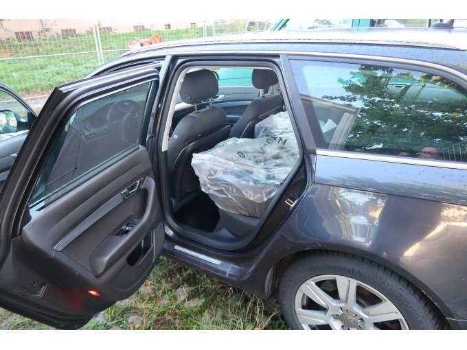 Einstieg hinten Fahrerseite, zweiter Radsatz im Fahrzeug.
Rückseite Fahrersitz: Verkleidung löst sich ab