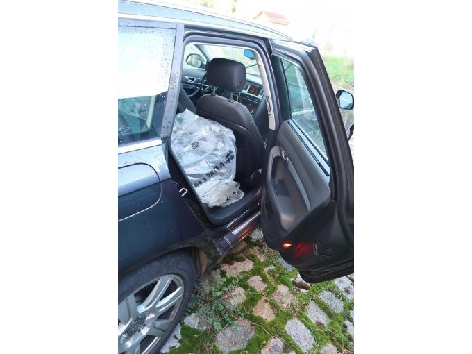 Einstieg hinten Beifahrerseite, zweiter Radsatz im Fahrzeug