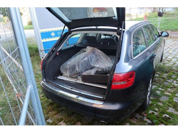 Kofferraum mit geöffneter Abdeckung, zweiter Radsatz im Fahrzeug