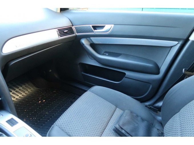 Innenraum Beifahrer, Handschuhfach ist verzogen