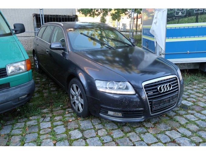 Ansicht vorne-rechts,
Lackabplatzer am Frontschweller unterhalb Scheinwerfer