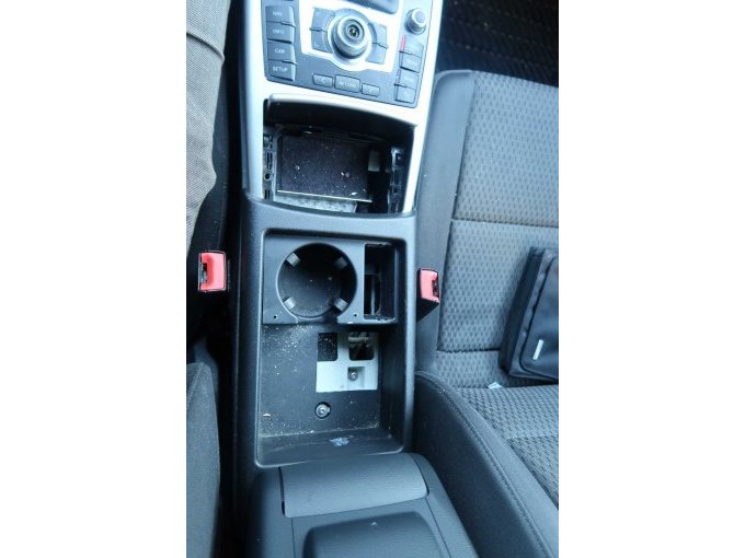 Mittelkonsole mit geöffneter Armlehne, Rückbauschäden von Polizeiausstattung