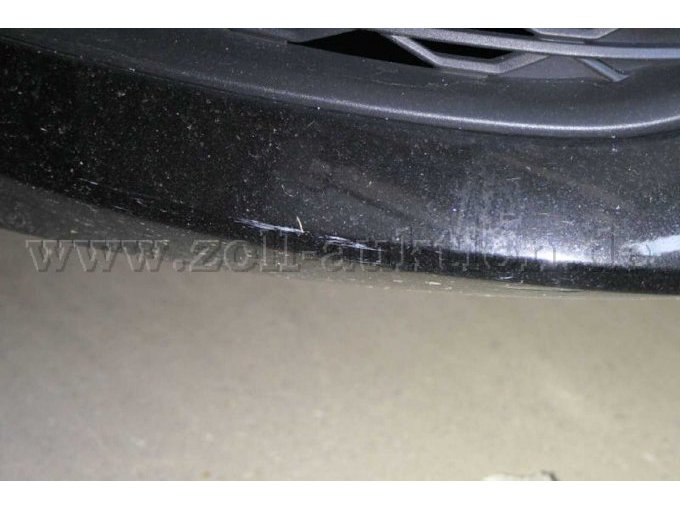 Detailbild Beschädigung Stoßfänger vorne rechts,
siehe beigefügtes Gutachten