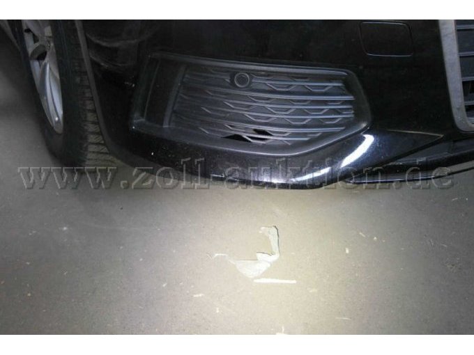 Detailbild Beschädigung Stoßfänger vorne rechts,
siehe beigefügtes Gutachten