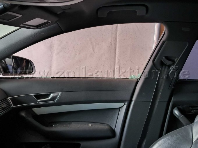 eingeschlagenes Seitenfenster Beifahrerseite