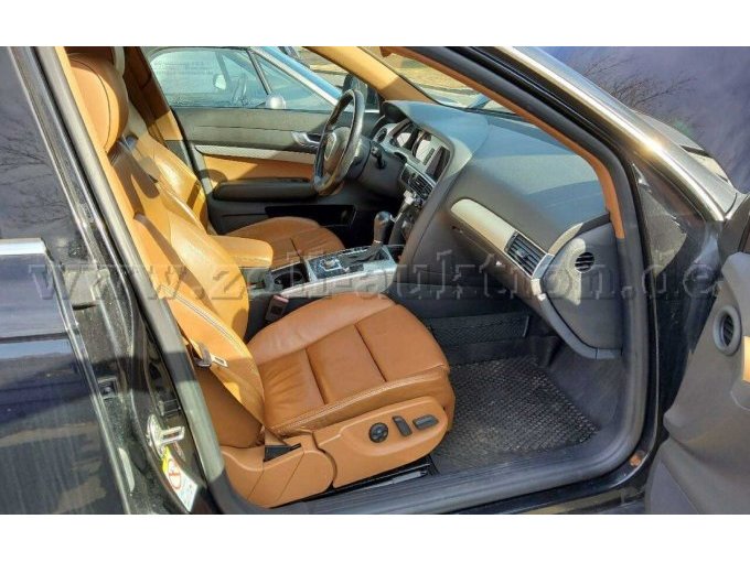 Fahrzeuginnenraum durch die Beifahrertür