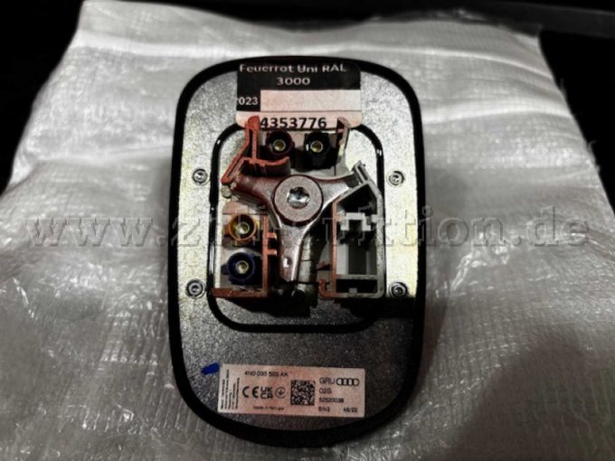 Von unten. Verschraubung.