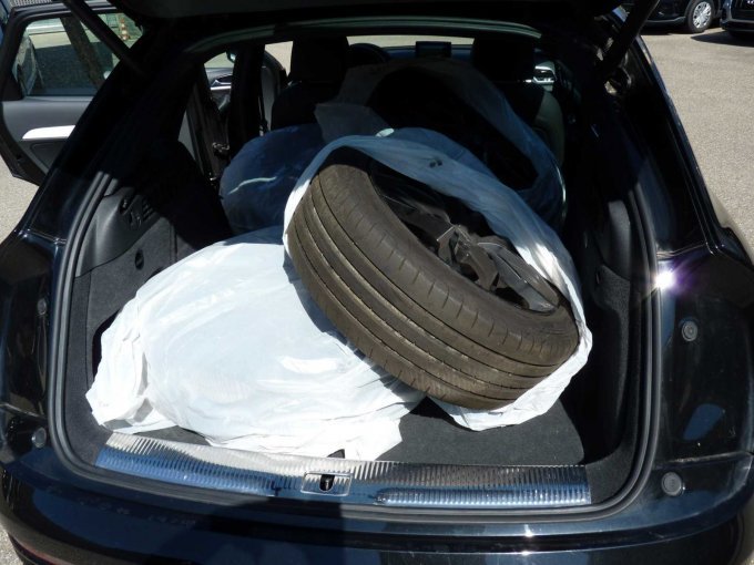 Details Kofferraum, 2. Radsatz liegt drin