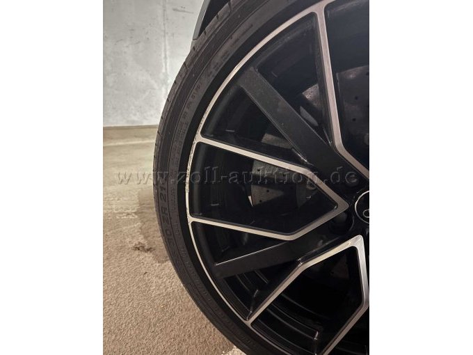 beschädigte Felge vorne links