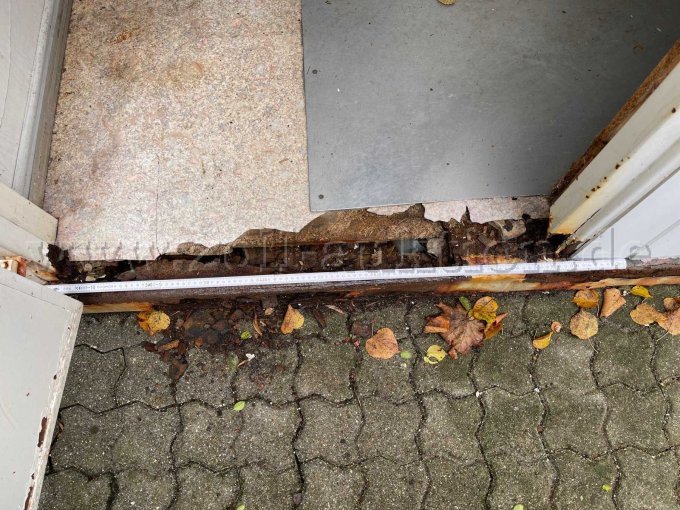 Rost an Stahlträger bei der Tür