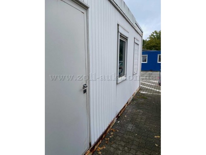 Vorderseite mit Tür und zwei Fenster