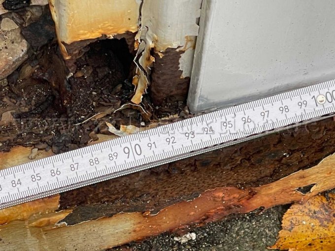 Rost an Stahlträger bei der Tür