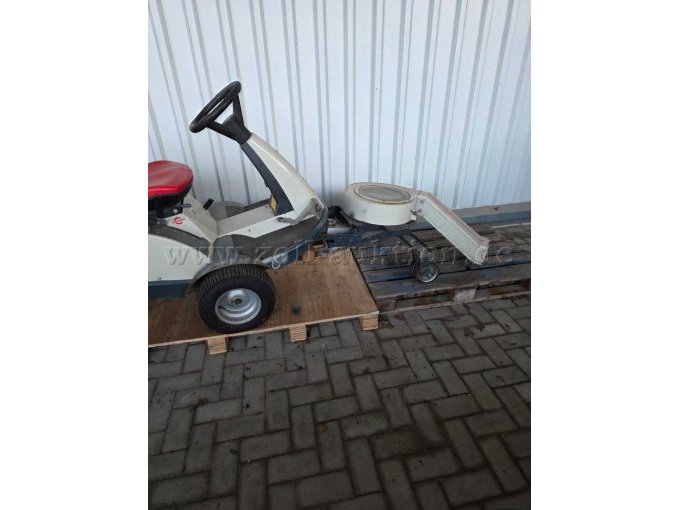 Blick von rechts auf den Laubpuster