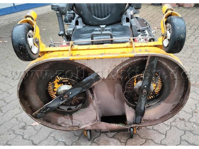 Aufsitzmäher Walker Foto vom Mähwerk angehoben