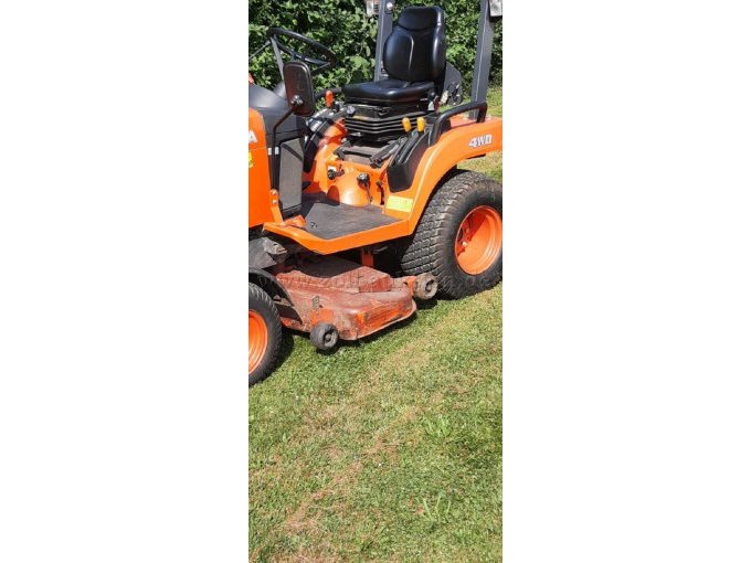 Linke Seite mit Mähwerk u. Fahrersitz