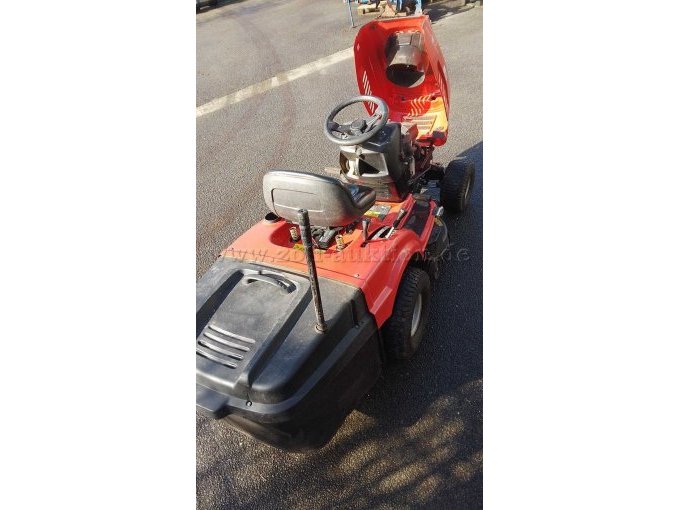 mit aufgestellter Haube