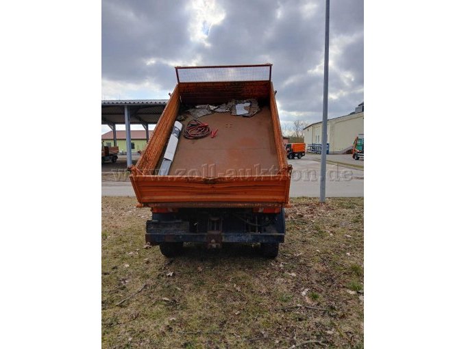 Rückansicht mit aufgeklappter 
 Ladefläche