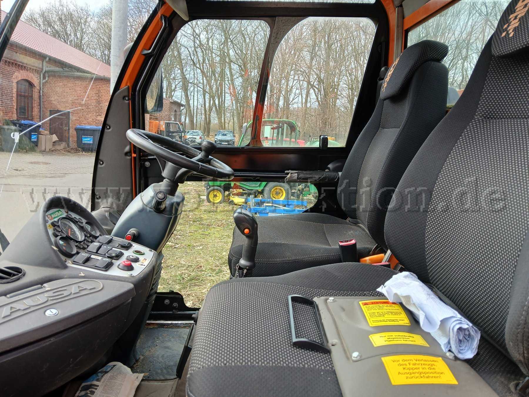 2 Einzelsitze im Fahrerhaus
    (Rechtslenker)
