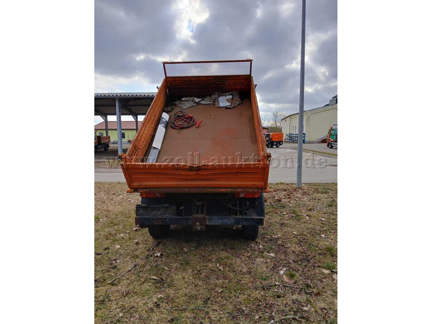 Rückansicht mit aufgeklappter 
 Ladefläche