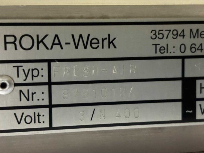 Blick auf Typenschild ROKA-Werk
Typ: FRESH-AIR
Nr.: 97610104
Volt: 3 / N 400