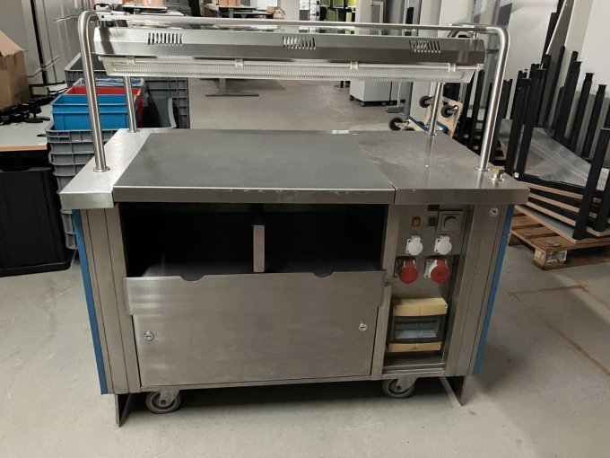 Blick auf Theke Rückenansicht mit Abdeckplatte -Diese weist Gebrauchspuren und Kratzer auf.