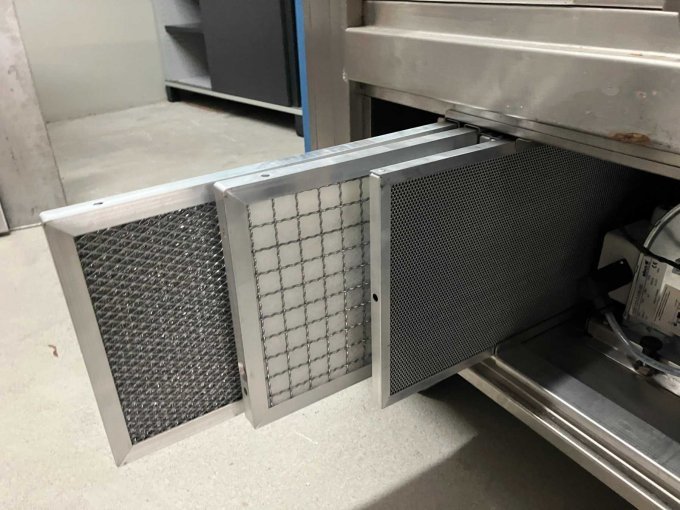 Blick auf Filter
Bei der Offenen Theke oberhalb der Filter sind rechts. Rostflecken